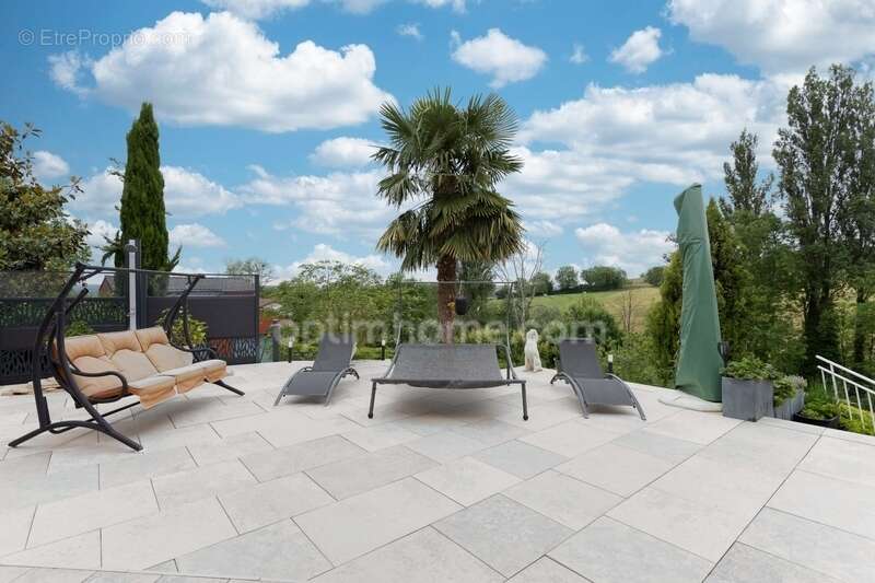 Maison à CREUZIER-LE-VIEUX