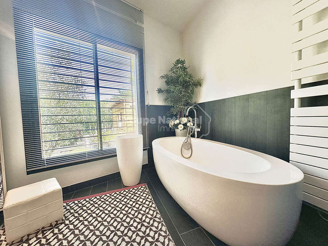 Villa contemporaine de 168 m²  3 chambres  60 m² d'espace de viePrestations haut de gamme  Piscine - photo 8
