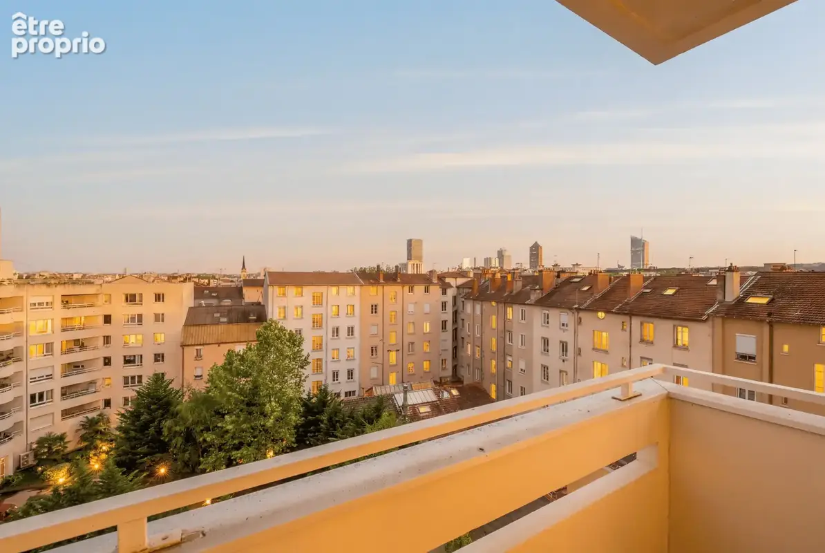 T4 de 96 m2, Charpennes en étage élevé avec vue dégagée - photo 15