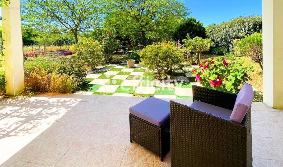 Maison à SAINT-LAURENT-DE-LA-PREE