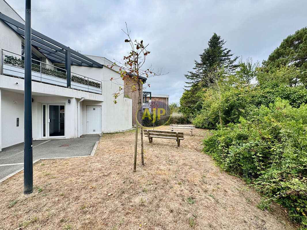 T2 recent dernier etage avec 2 parkings - photo 8