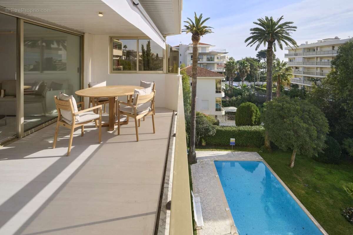A vendre à Cannes Résidence de Standing - Vue Mer - Magnifique  4 pièces de 100 m² - photo 8