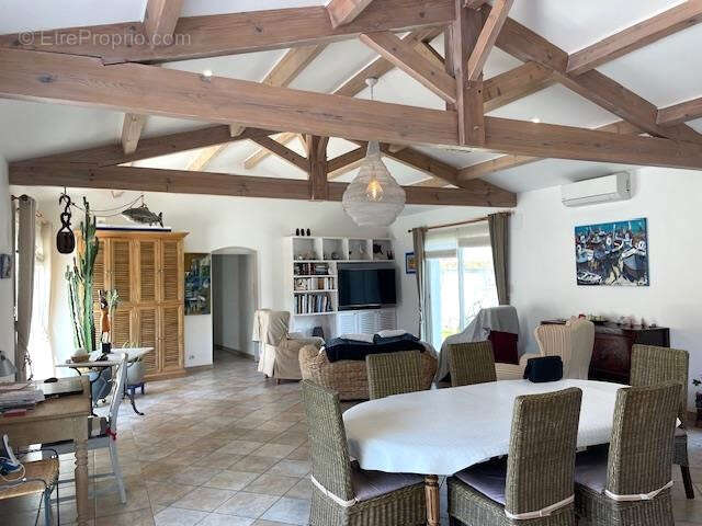 Élégante maison avec piscine et jardin paysager dans un environnement privilégié - photo 9