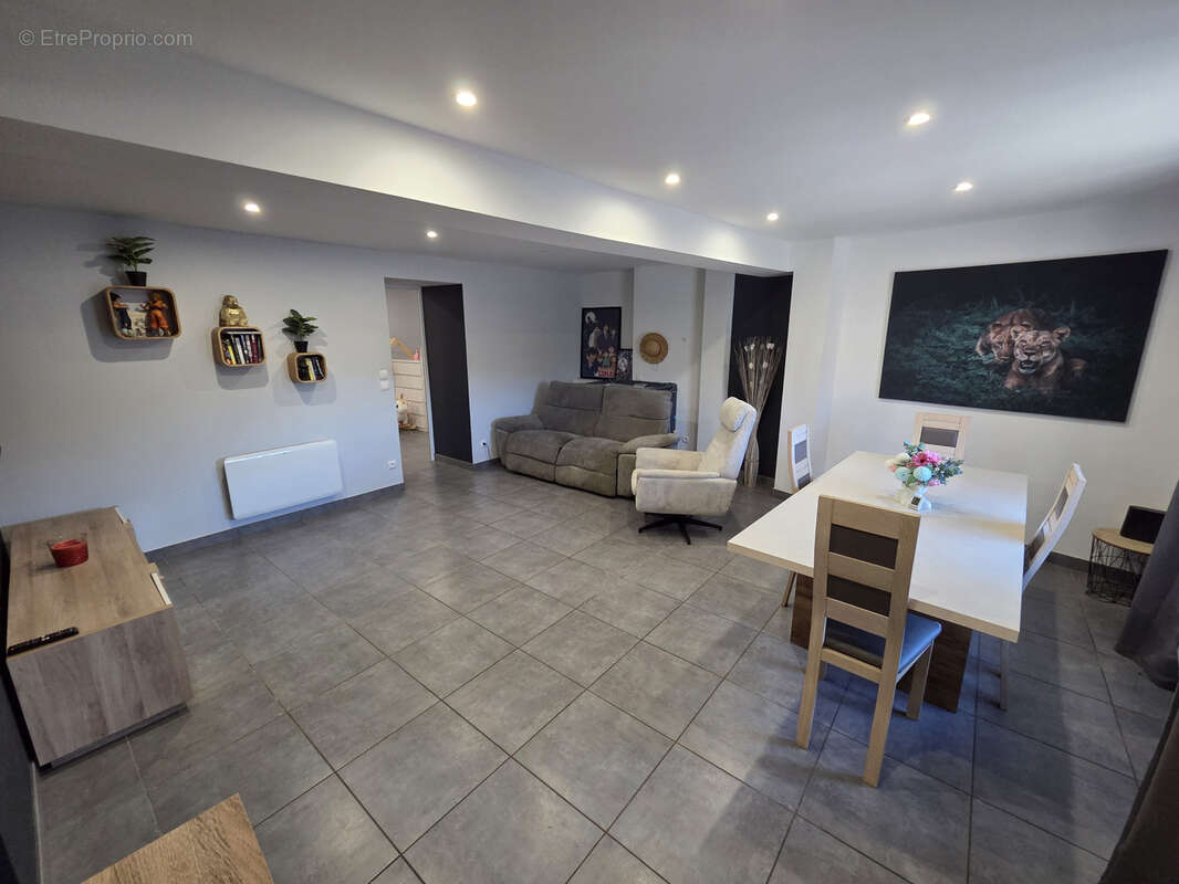 Appartement à REVENTIN-VAUGRIS