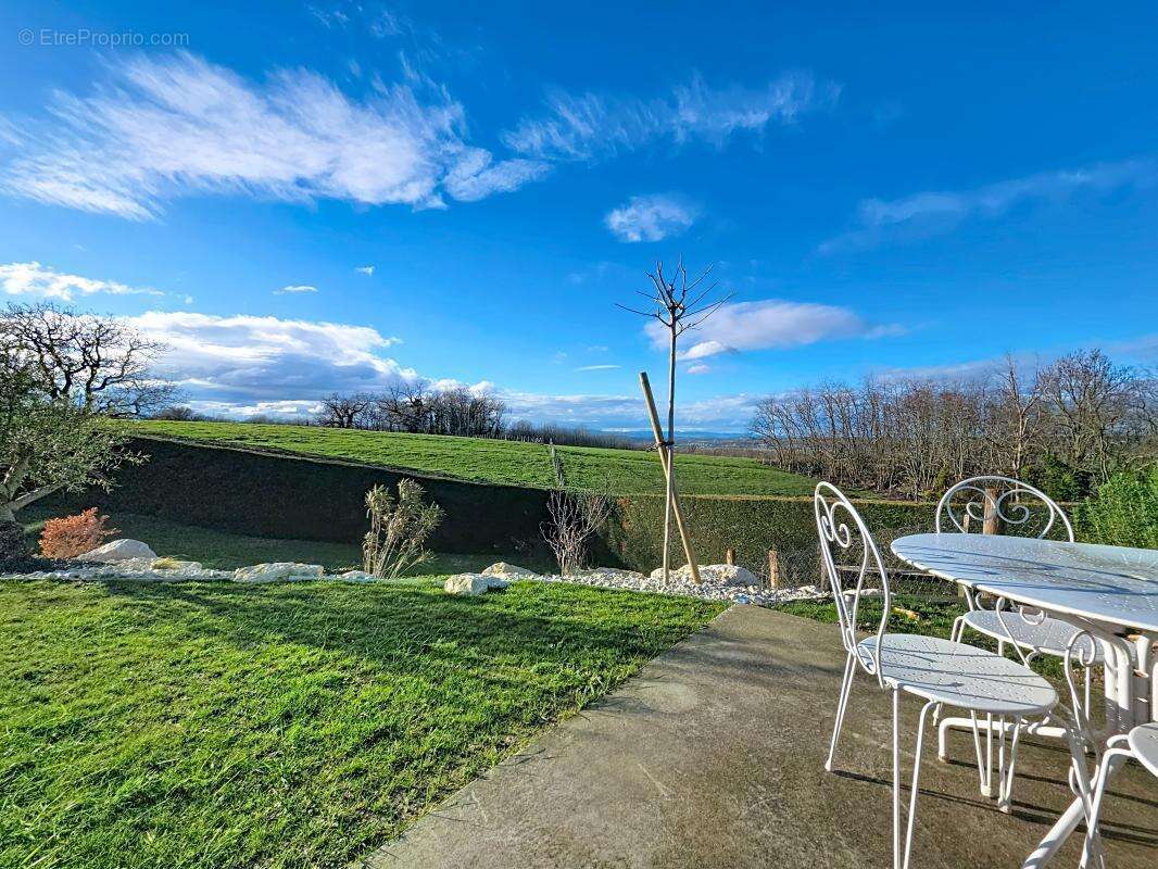 Maison à EYZIN-PINET