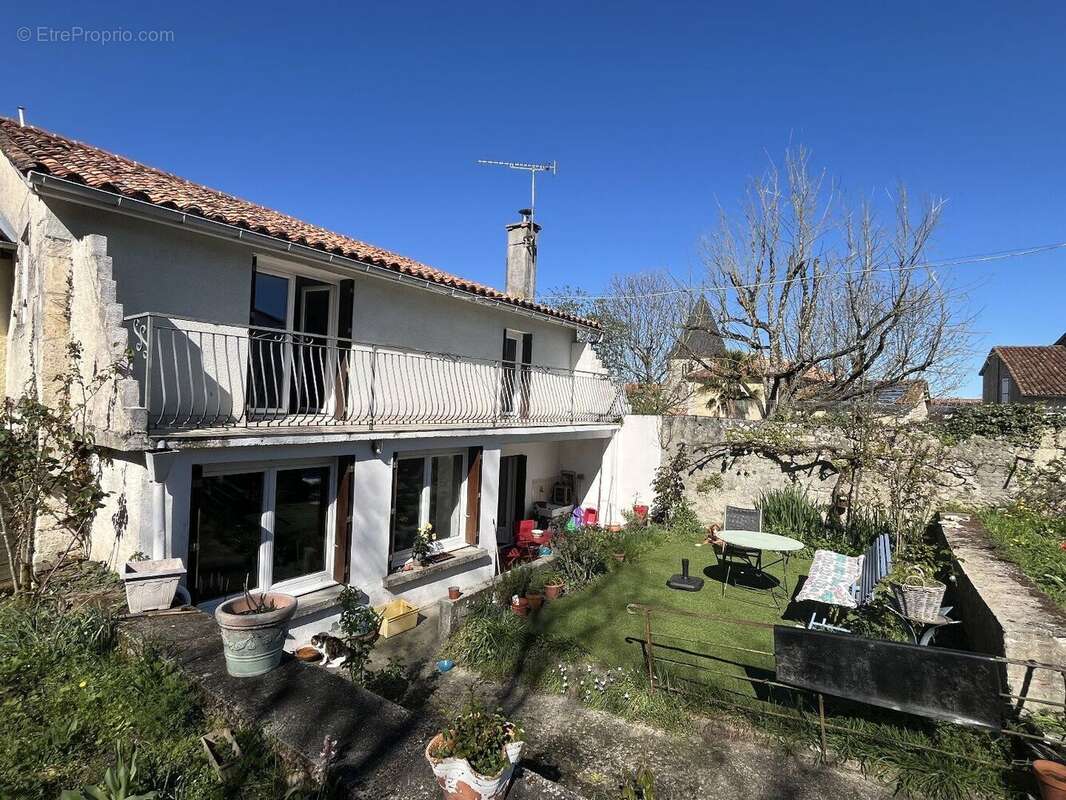 Maison à BORS(CANTON DE MONTMOREAU-SAINT-CYBARD)