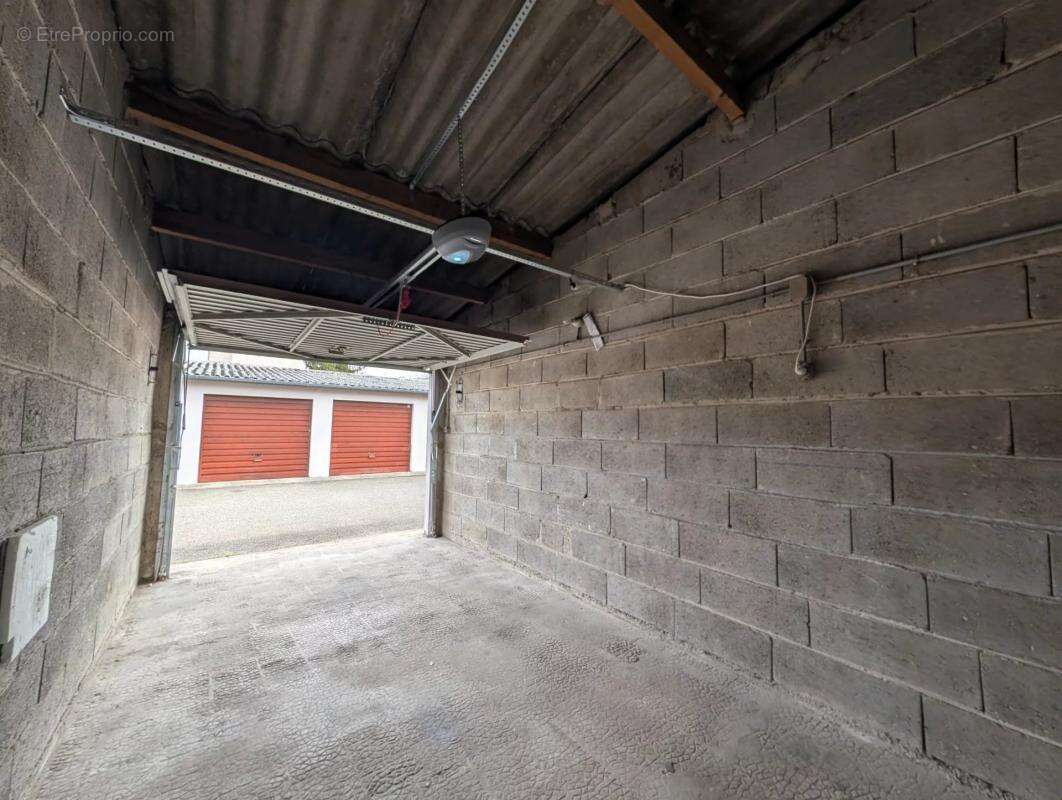 Parking à LES CLAYES-SOUS-BOIS