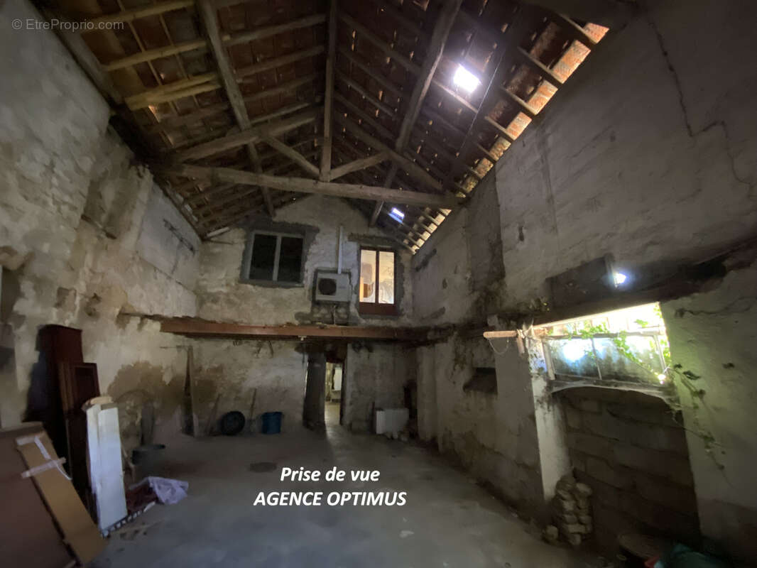 A vendre : Maison de ville à rénover avec dépendances, VILLENEUVE LA GUYARD - photo 2
