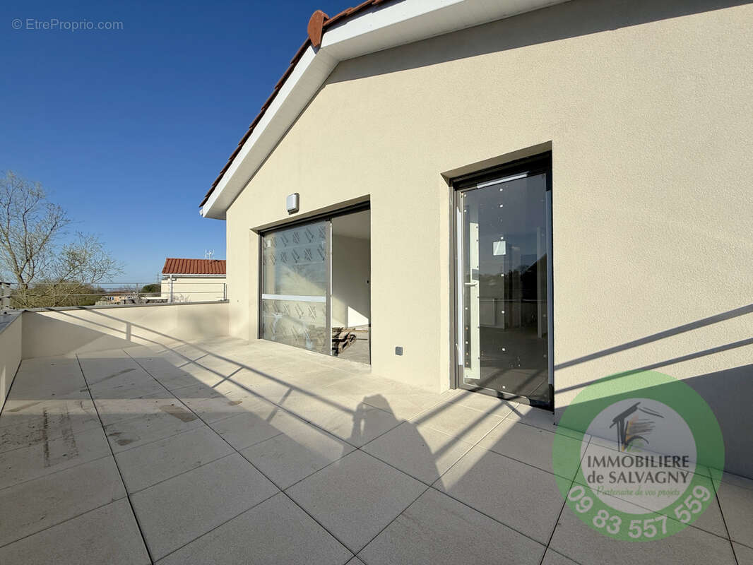 Appartement à LA TOUR-DE-SALVAGNY