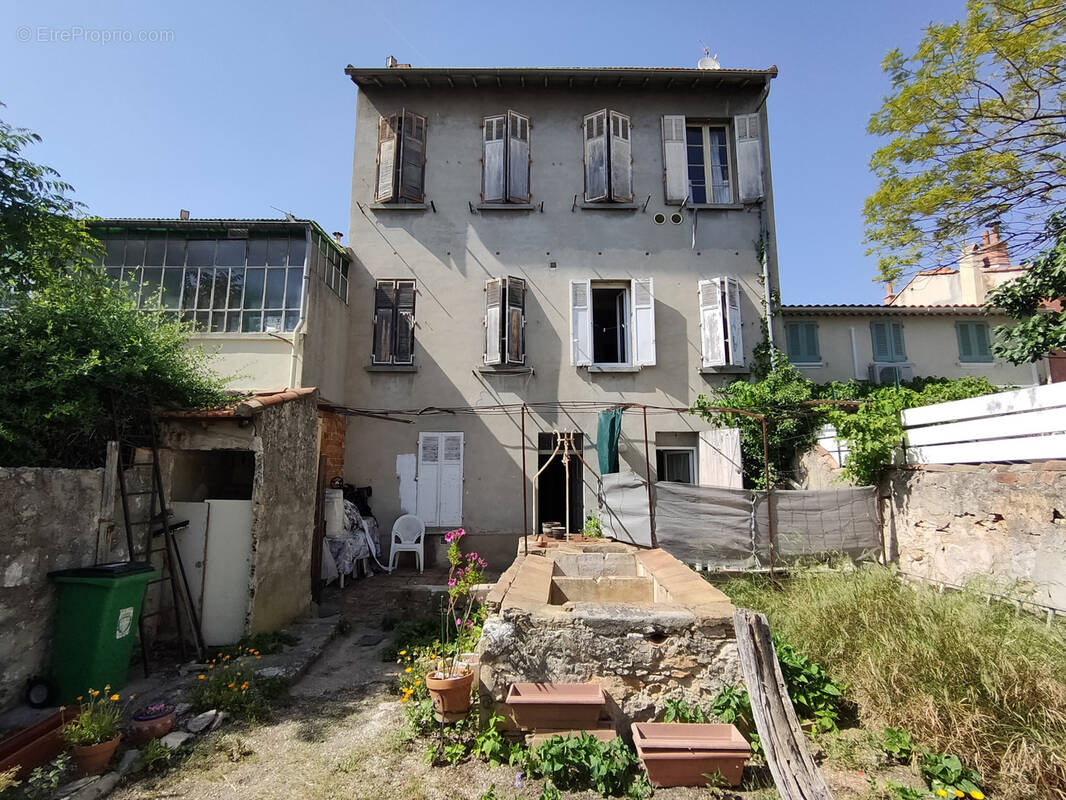 Appartement à LE REVEST-LES-EAUX
