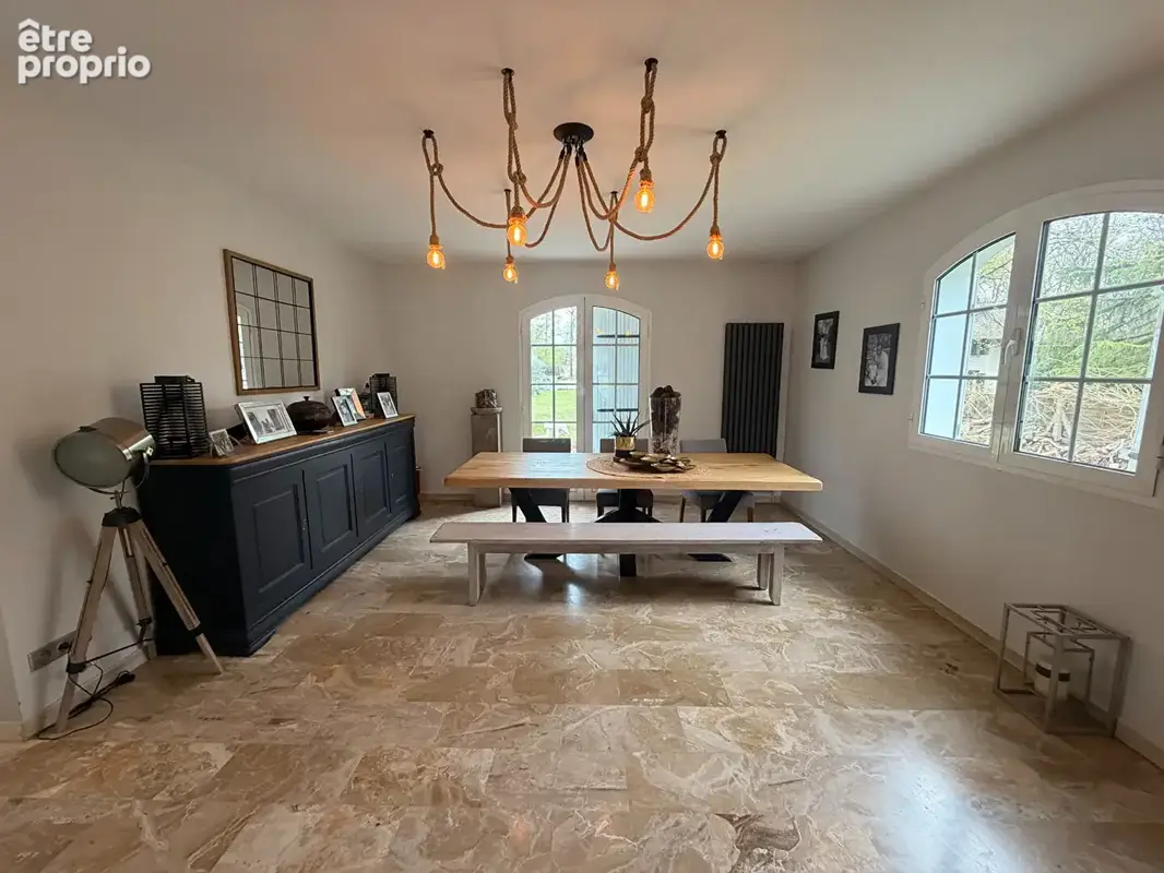 Maison de 220 m2 avec 6 pièces -2 dépendances et une piscine. - photo 4