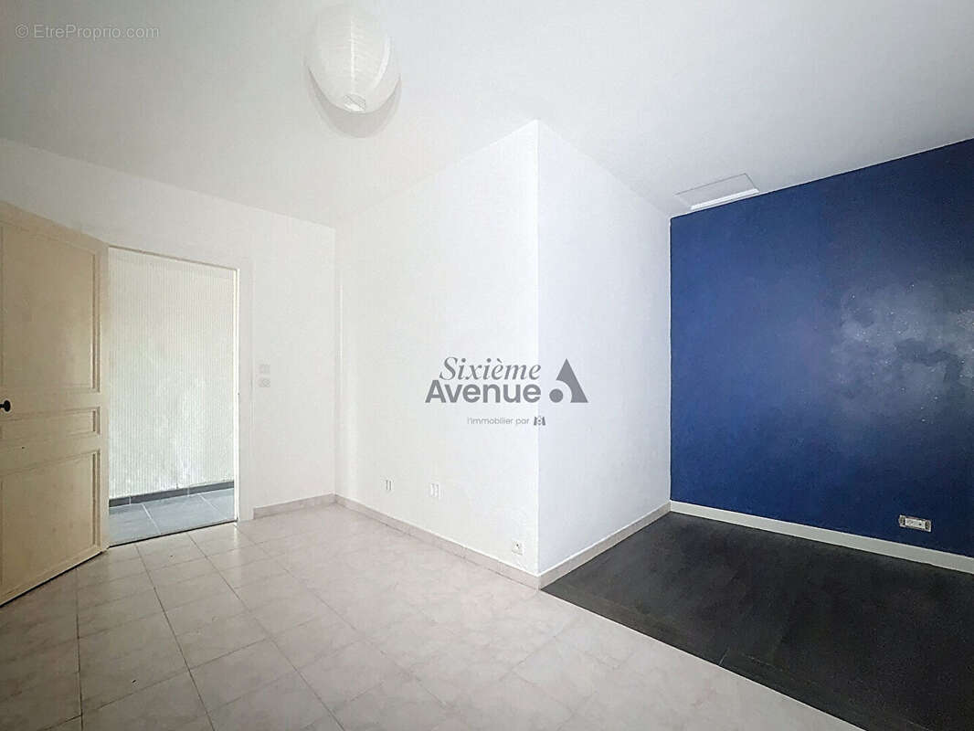 Commerce à SAINT-CLEMENT-DE-RIVIERE