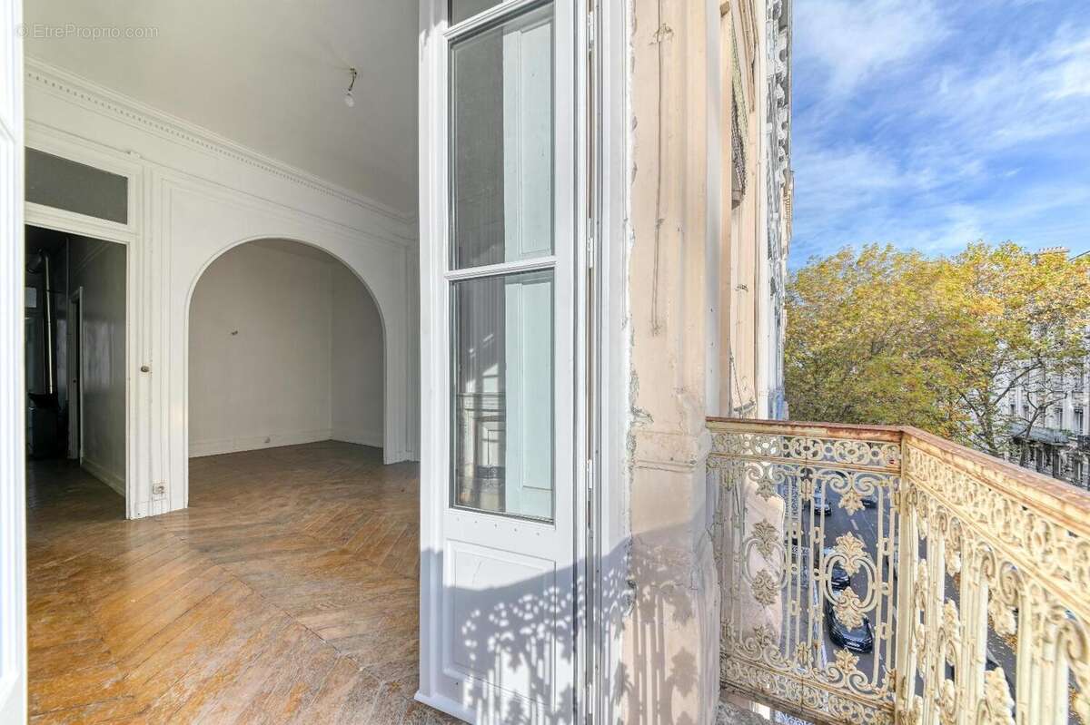   - Appartement à LYON-6E