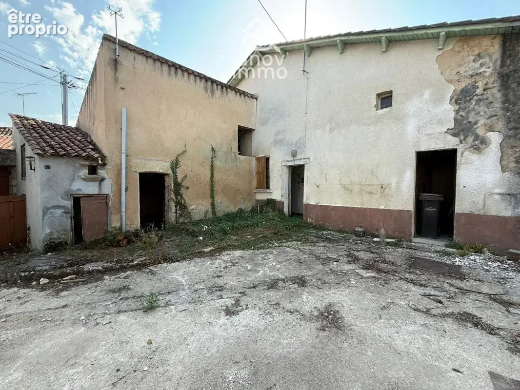 Maison charentaise en pierres à rénover La Couronne (15 min - photo 2