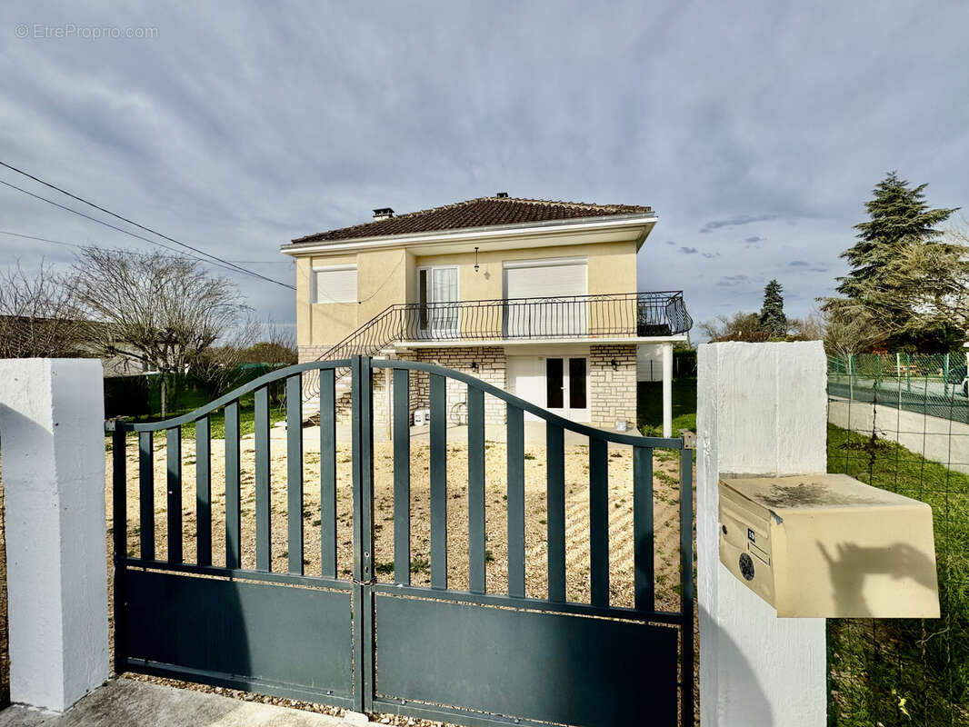 Maison à CHAMPCEVINEL