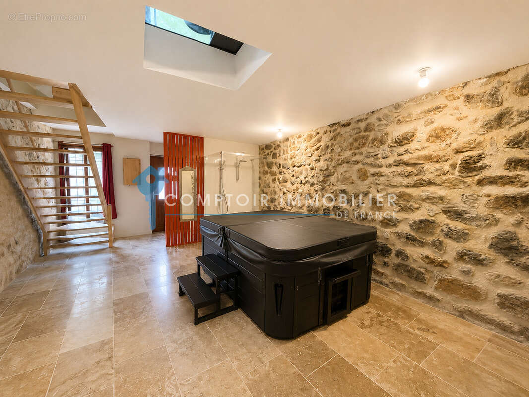 CLERMONT L'HERAULT - Maison de ville rénovée avec espace bien-être- Vendue meublée - photo 4