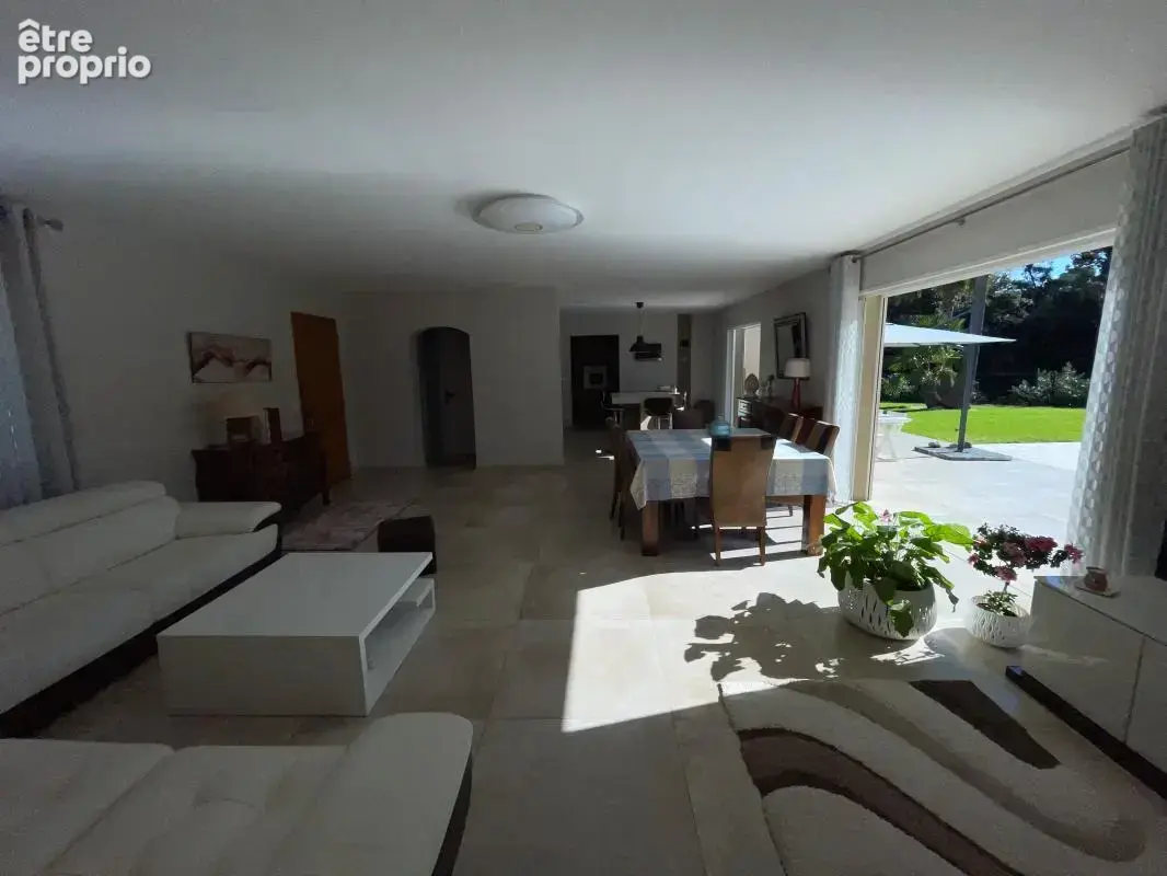 A vendre la seyne sur mer quartier sud tres belle villa de plain pied 5 pieces 4 chambres jardin piscine garage - photo 7