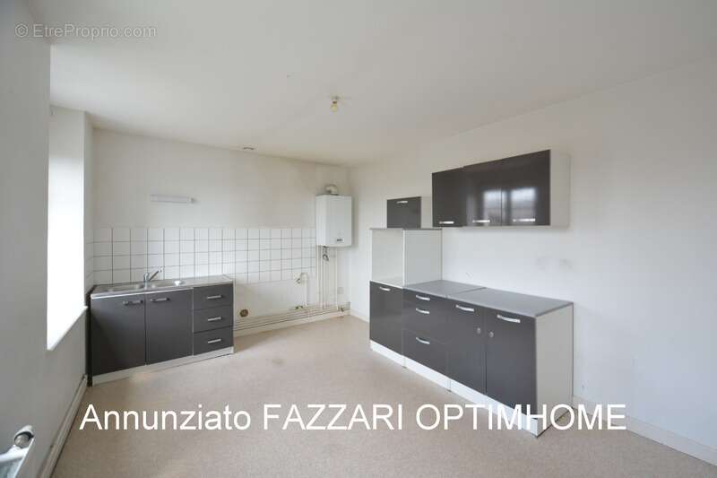  À VENDRE EN EXCLUSIVITÉ, proche Belgique et Luxembourg, un Immeuble de trois appartements situés à STENAY (55), 255 M² habitabl - photo 4