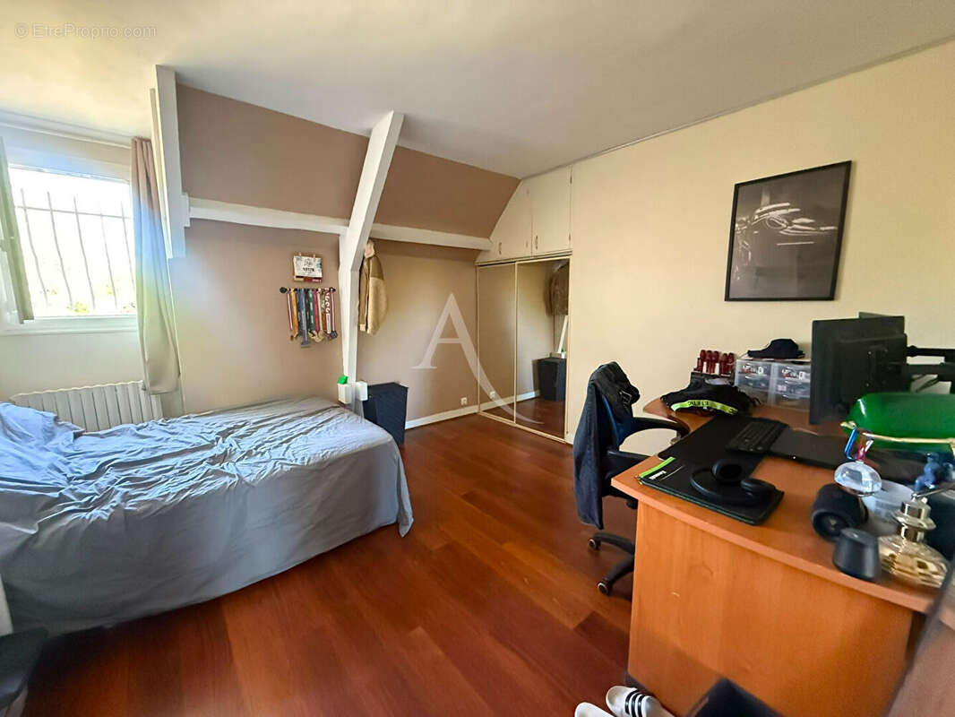 Maison sur la commune de Germiny l'Êveque - 260 m2 - 5 chambres -  jardin de 3133 m² - piscine. - photo 12