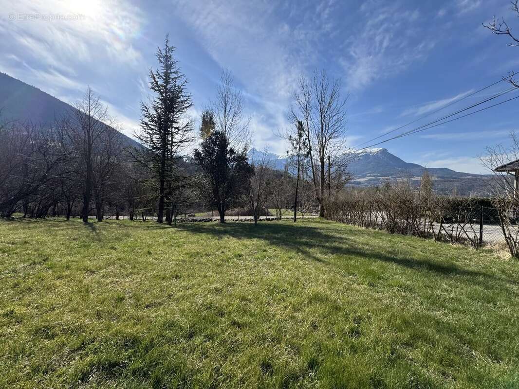 Terrain à LA SALLE-EN-BEAUMONT