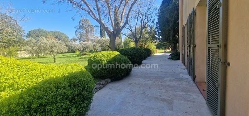 Maison à SAINT-MITRE-LES-REMPARTS