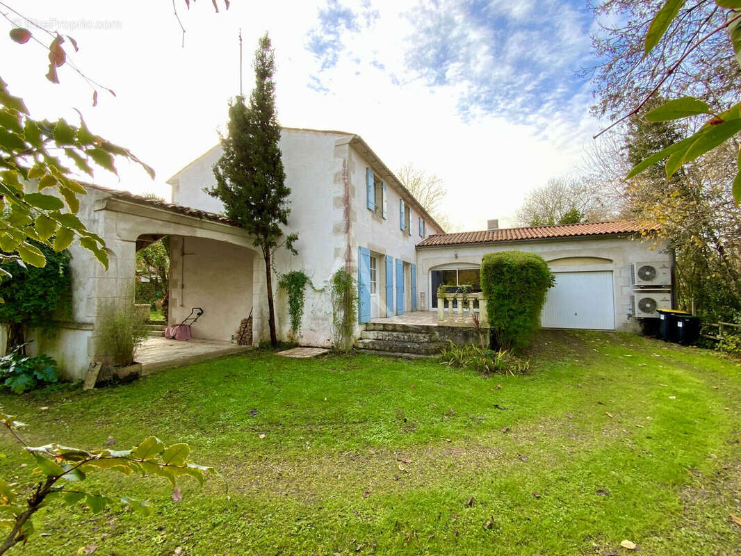 Maison de Ville avec Dépendances et Jardin - Jonzac Centre - photo 4