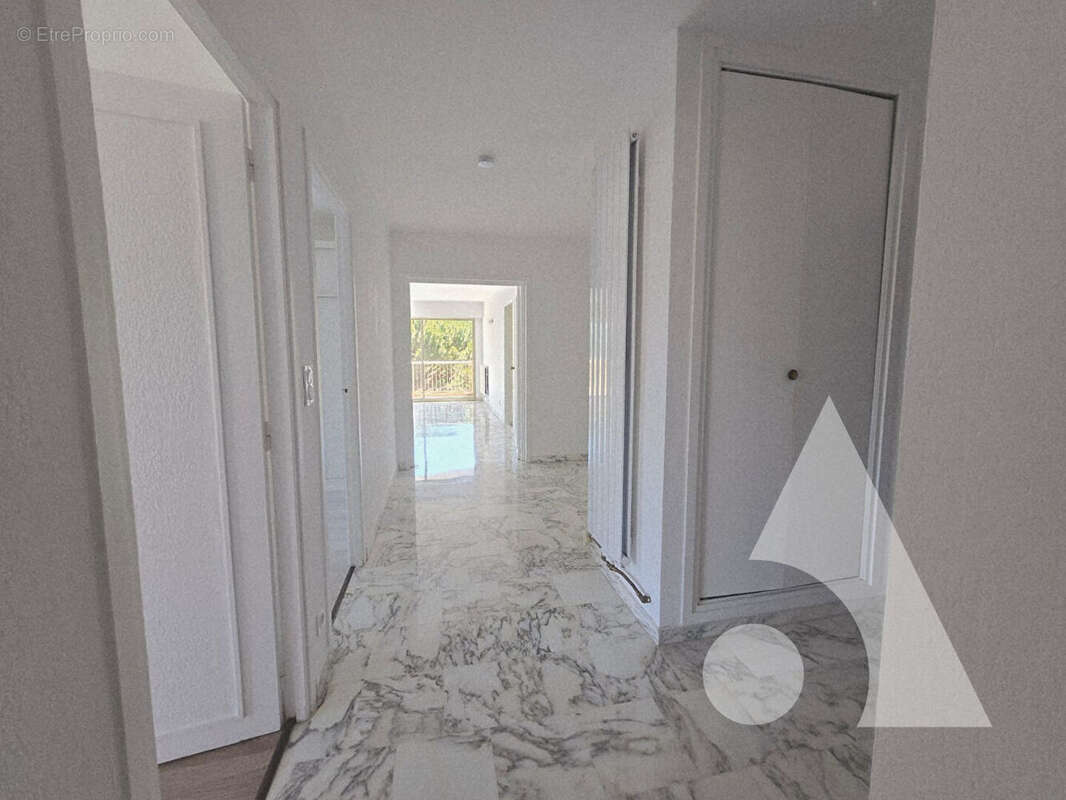 St Raphaël  4 p - 104,65 m²  carrez-  Beaux volumes, lumineux et idéalement situé - photo 9