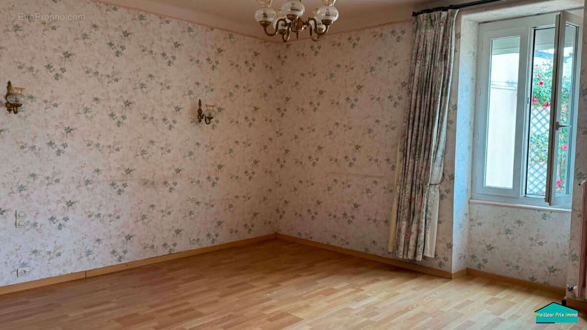 Maison de bourg de 157 m² avec jardin clos et garage - Beau potentiel - photo 6