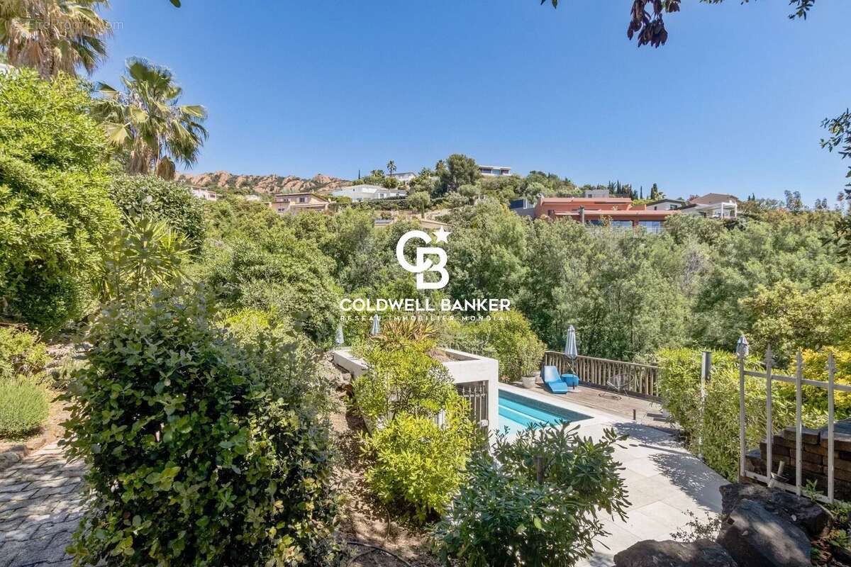 Située dans un domaine privé et sécurisé d’Agay à Saint-Raphaël, opportunité d’investissement rare sur la Côte d’Azur, alliant e - photo 27