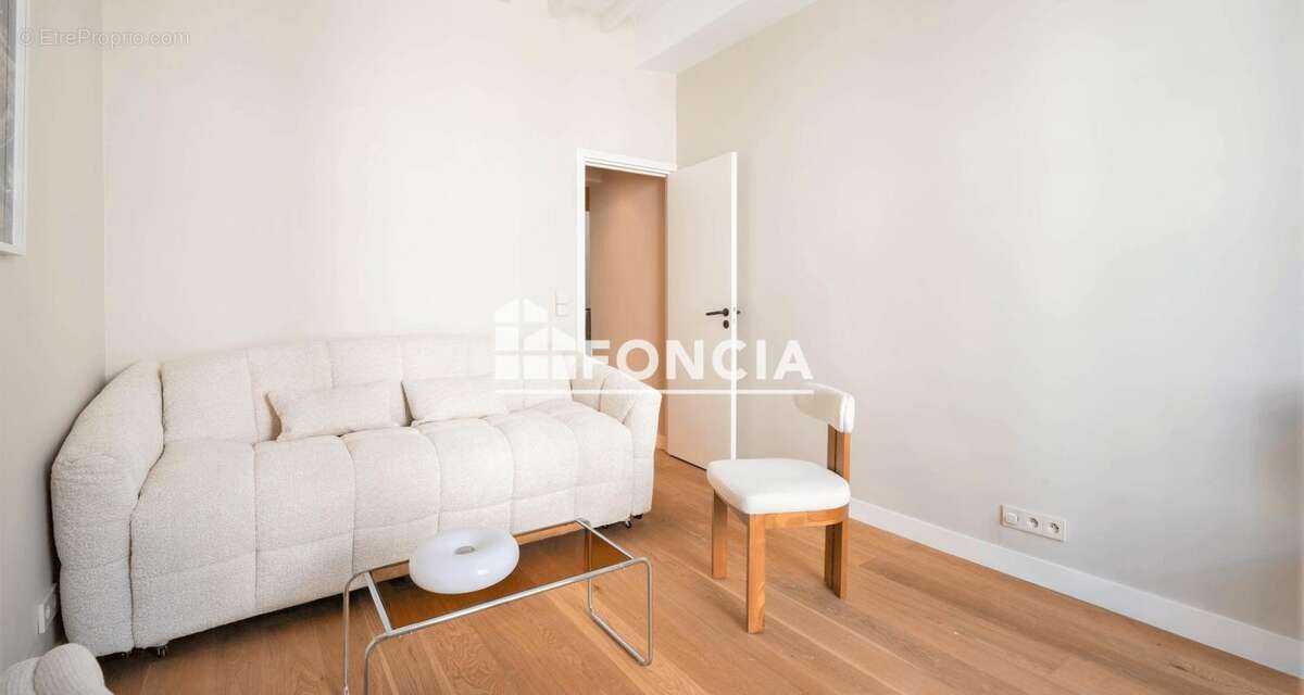 Paris iv –  archives/rambuteau – 3p refait a neuf en etage avec ascenseur - photo 2