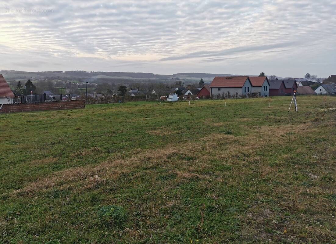 Terrain à MESNIERES-EN-BRAY