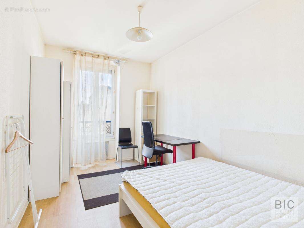 A vendre  grand T2 de 48 m2 à ré-agencer - photo 5