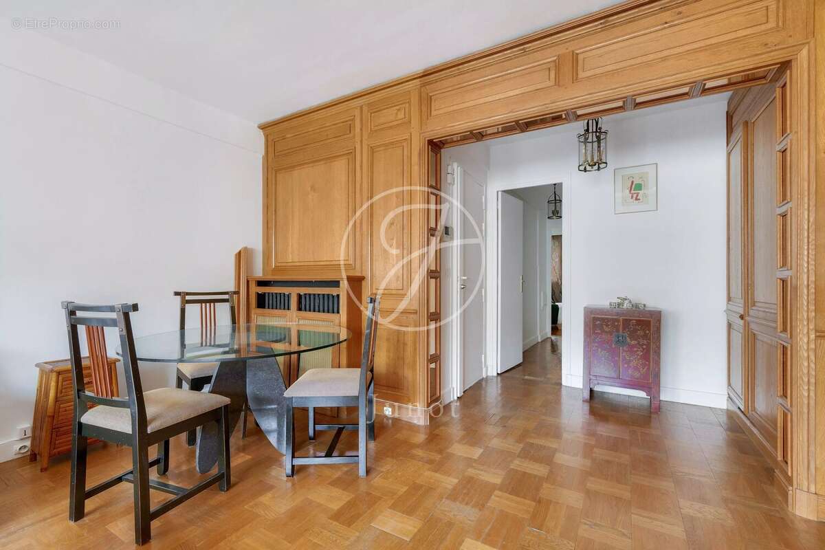 Appartement à PARIS-16E