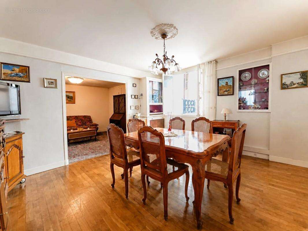 Duplex 3/4 pièces de 61 m² esprit "petite maison" à fort potentiel – Paris 17e - photo 2