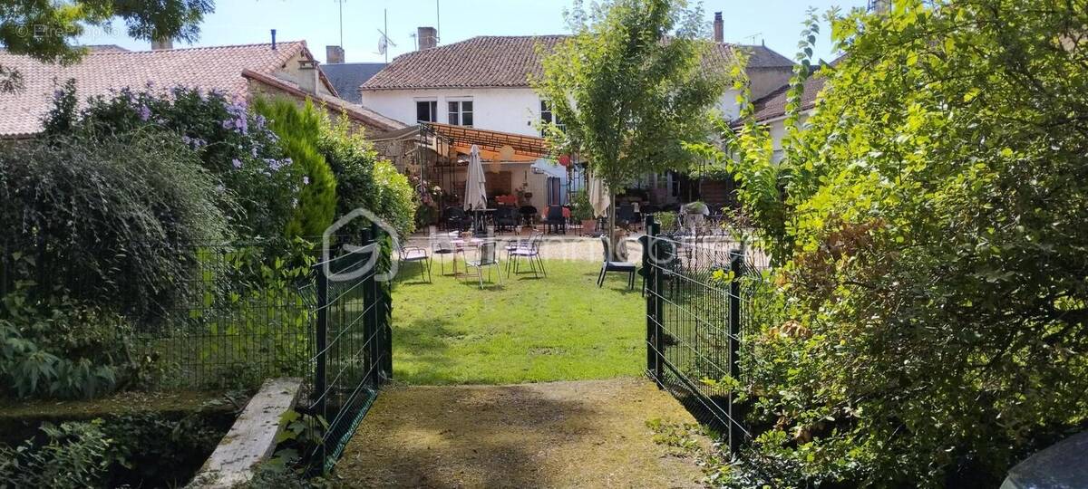 Commerce à SOMMIERES-DU-CLAIN