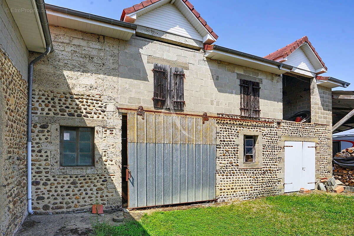 Claracq - Maison 3 pièce(s) 90 m2 à rénover avec grenier, grange et hangar - photo 10