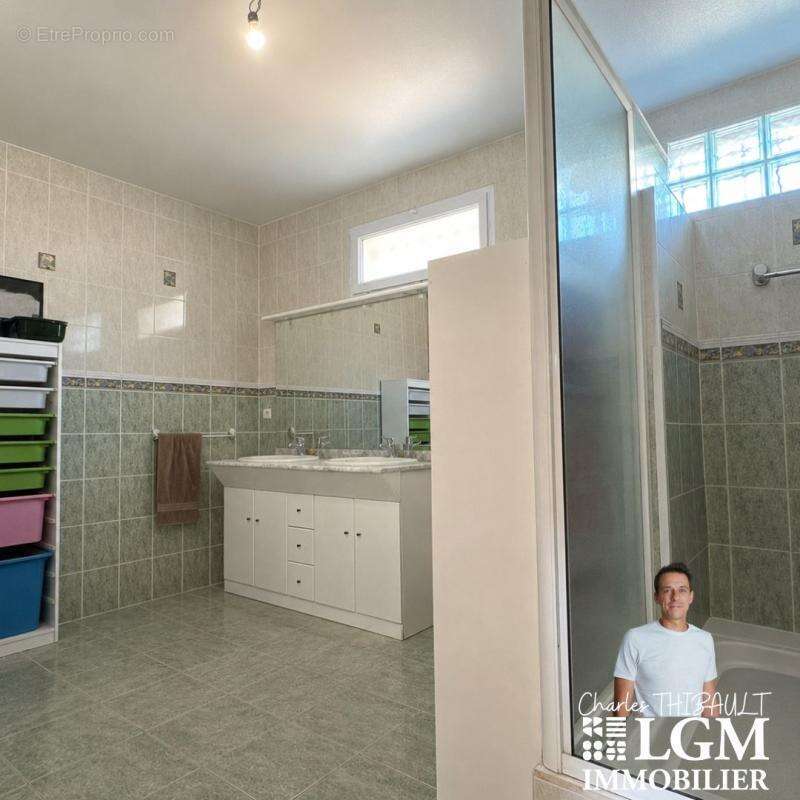 Maison familiale avec grand terrain, piscine et potentiel - photo 9