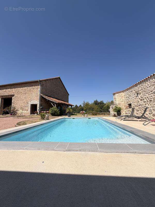 Maison 180 m² à Piegut-Pluviers  - photo 4
