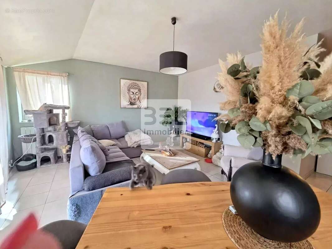 Appartement à LAUDUN-L'ARDOISE