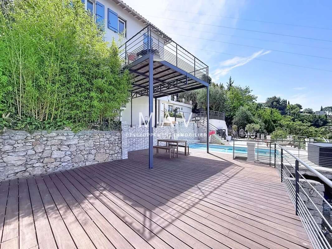 Aspremont - maison 5 pièces rénovée piscine vue panoramique collines et aperçu mer - photo 28
