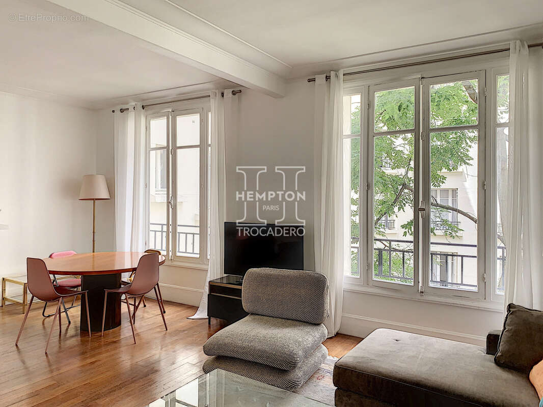Appartement à PARIS-16E