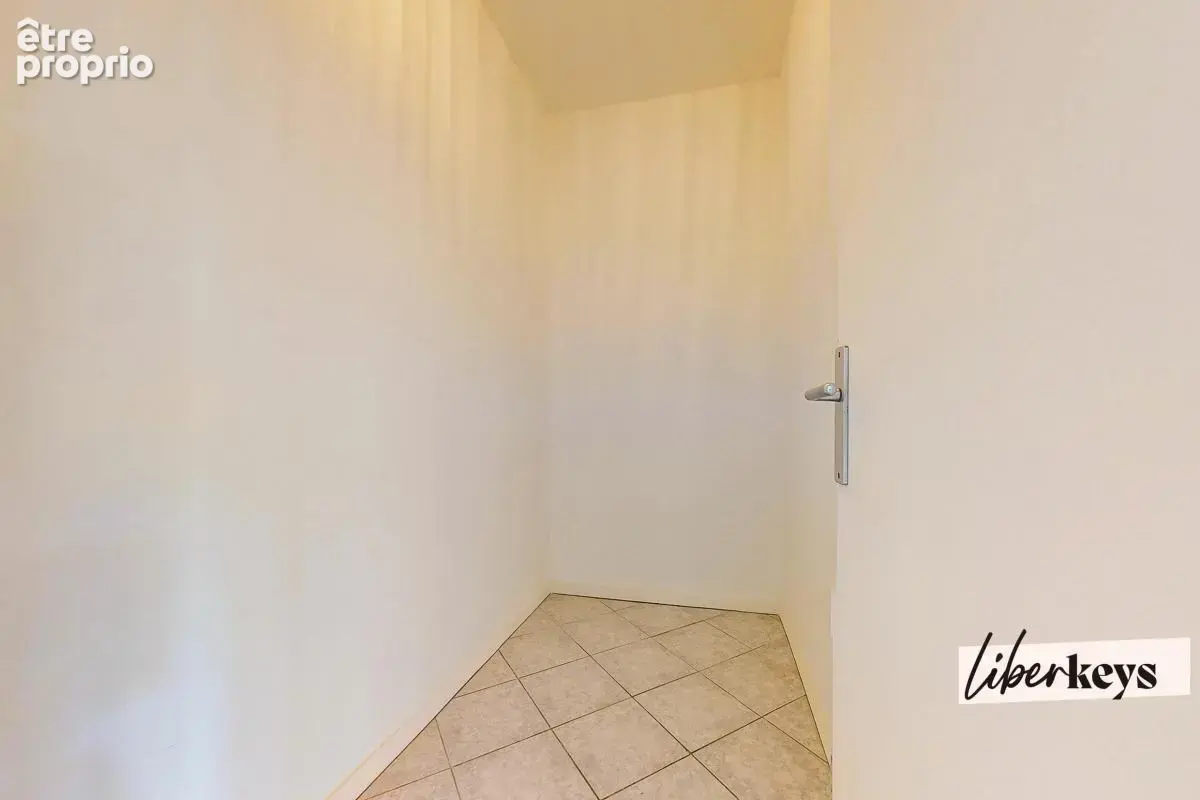  T2 43 m² – Séjour 21 m² – Dressing – Métro Chartreux - photo 13