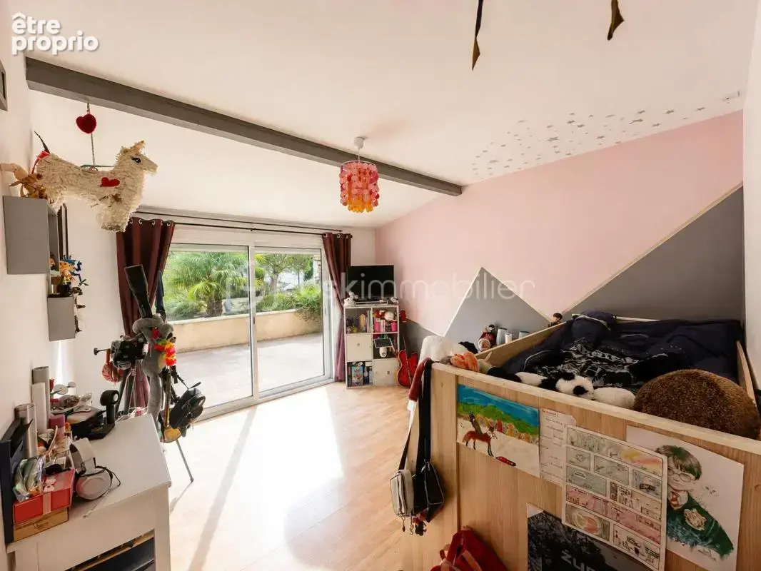 Maison de plain-pied avec piscine et terrain de 1 039 m² – Gastins - photo 8