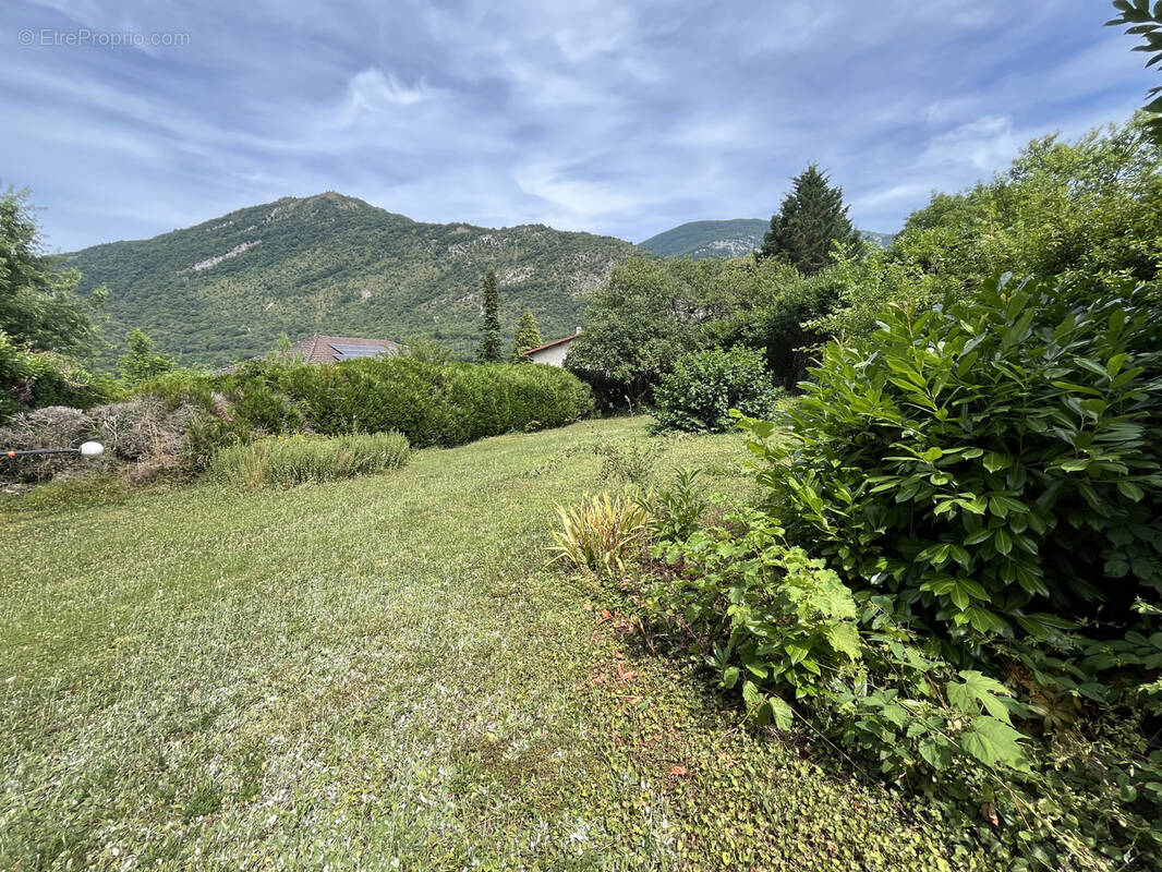 Terrain à CHALLES-LES-EAUX