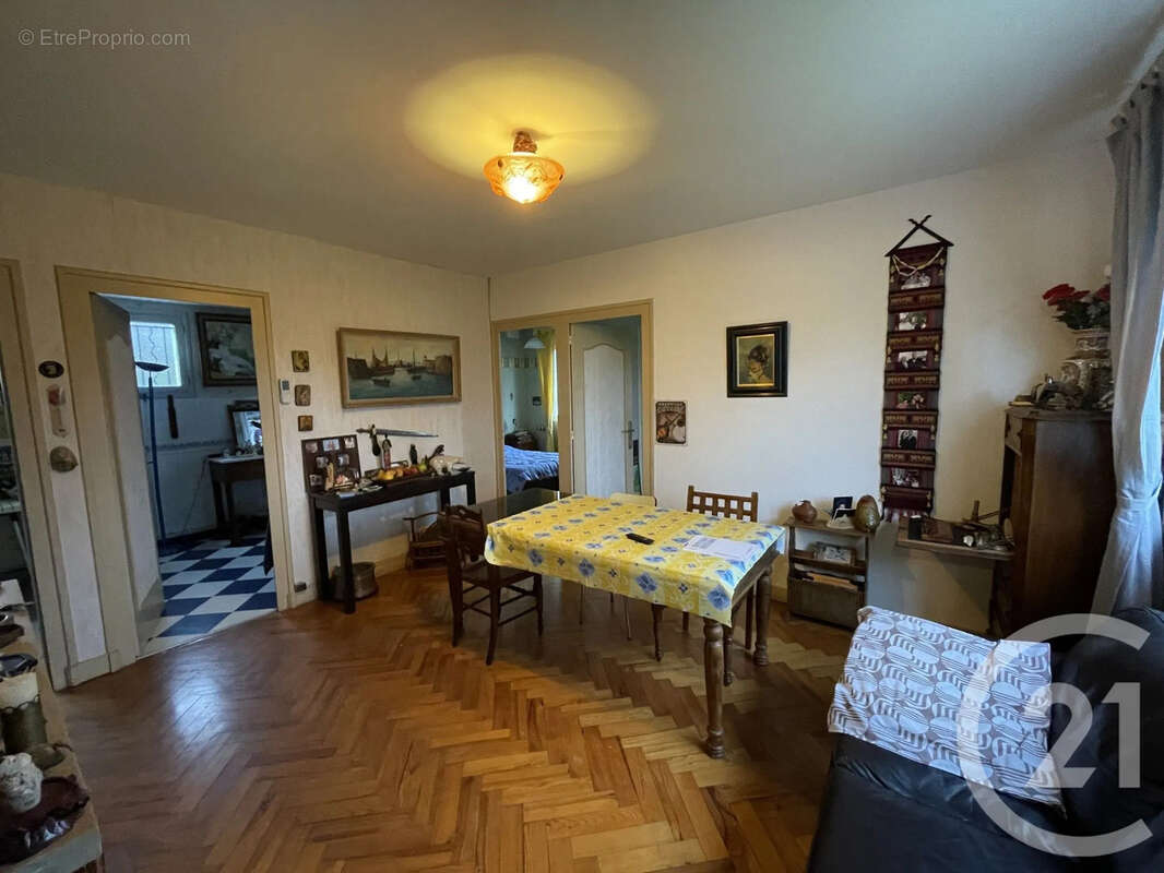 Maison à COUTRAS