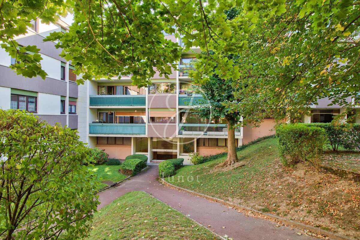 Appartement à LE MESNIL-LE-ROI