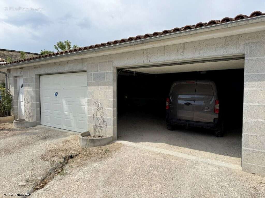 Villefagnan – Maison De 3 Chambres En Excellent Etat Avec Garage Double - photo 19