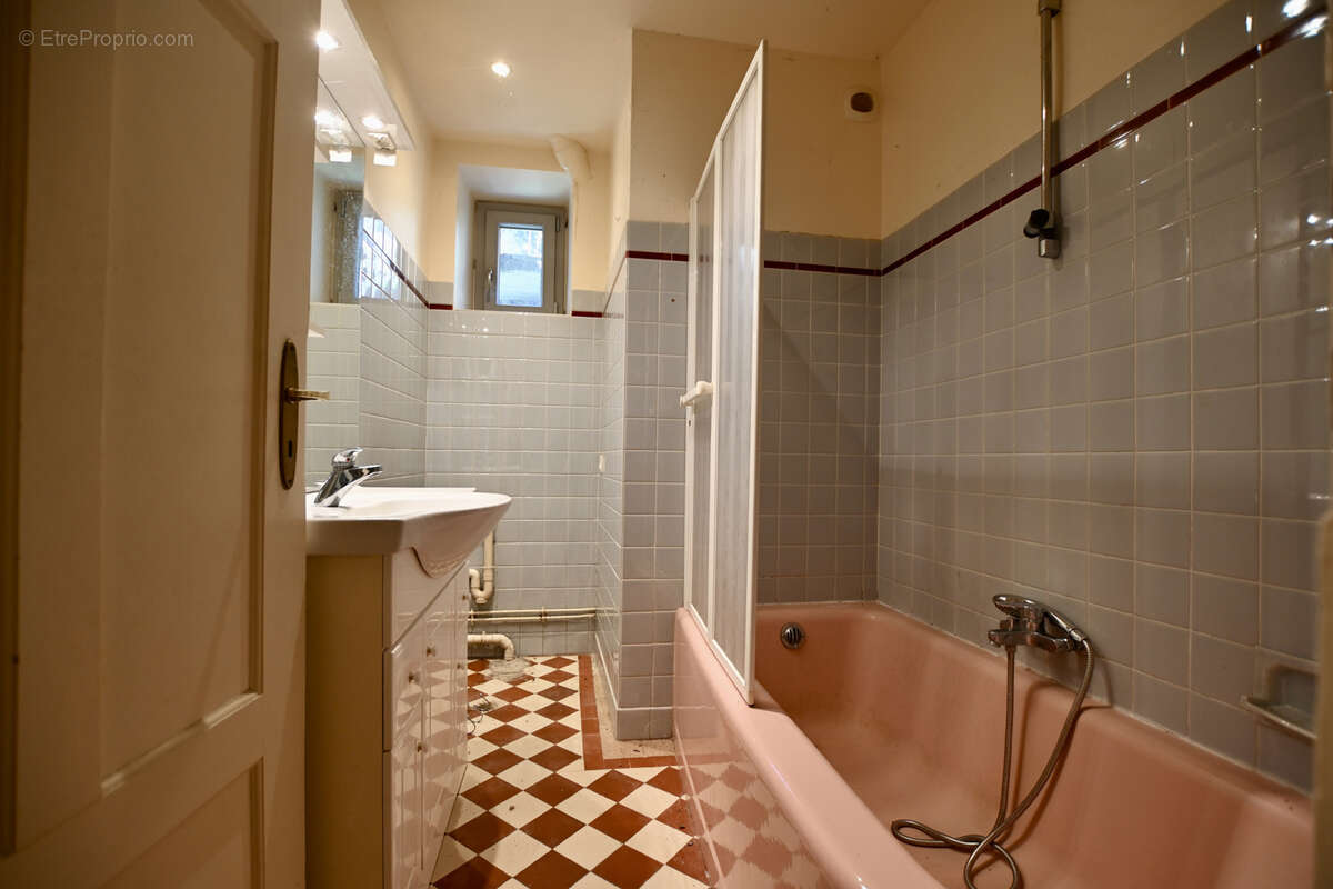 Appartement en rez-de-chaussée dans une demeure de charme. - photo 8