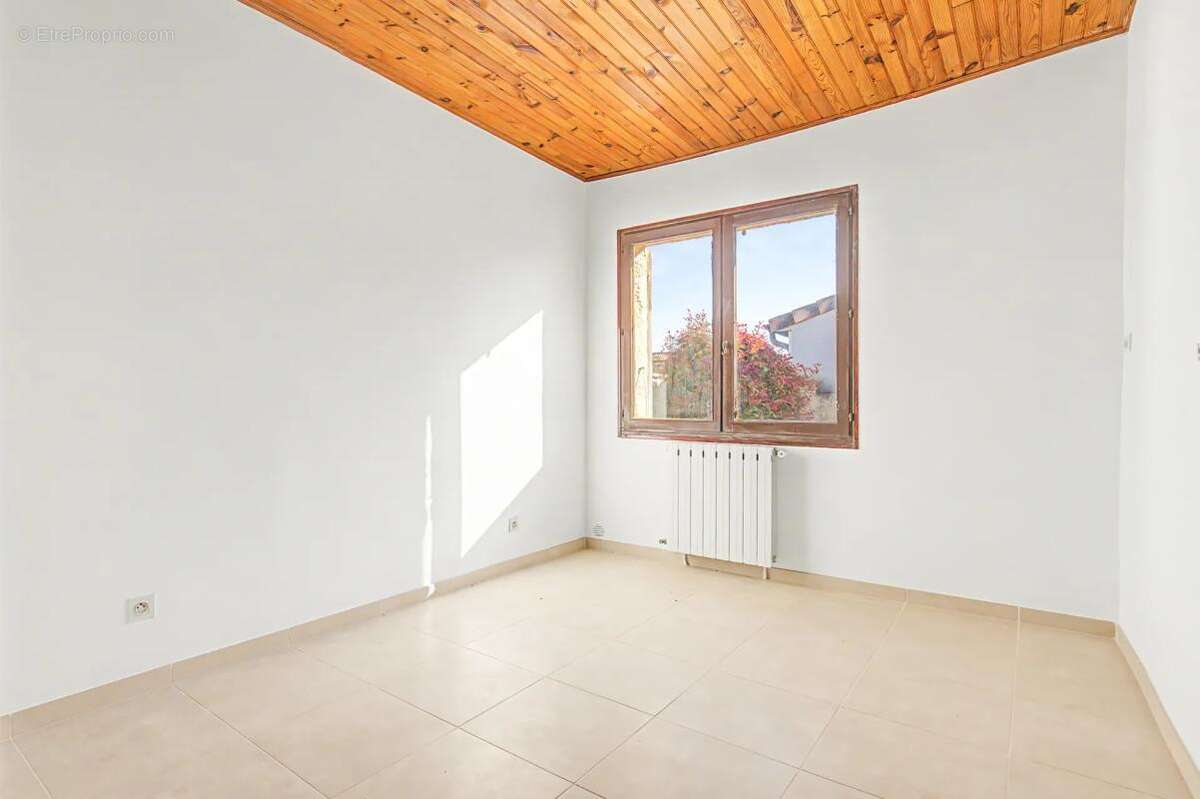 Maison à ENTRAIGUES-SUR-LA-SORGUE