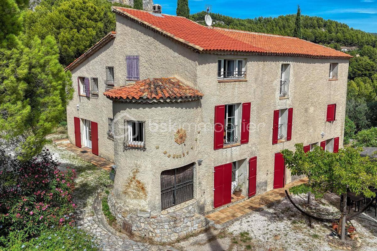 Maison à LE REVEST-LES-EAUX